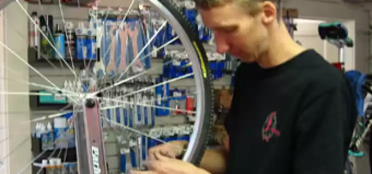Riparare la gomma bucata della bicicletta