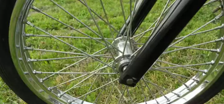 Raddrizzare una ruota deformata della bicicletta
