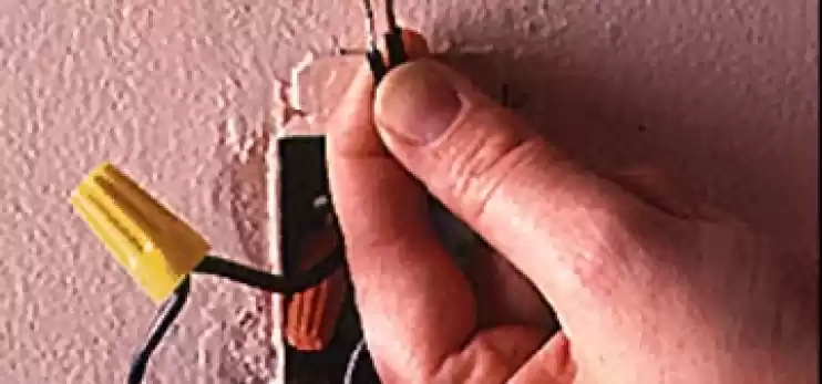 Fissare dei cavi elettrici al muro