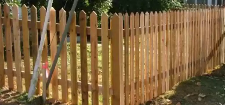 Installare uno steccato basso di legno
