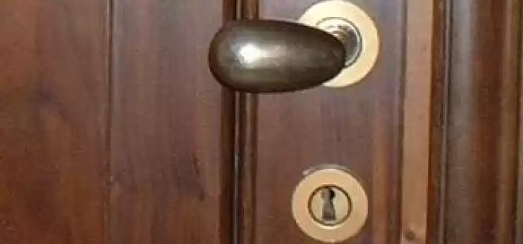 Montare una maniglia su una porta