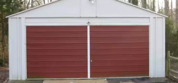 Dipingere la porta di metallo di un garage